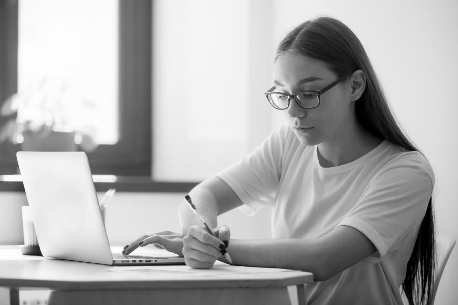 Équipe d'experts analysant des rapports financiers