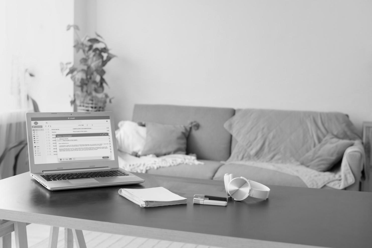 Espace de travail moderne avec ordinateur portable et documents comptables organisés