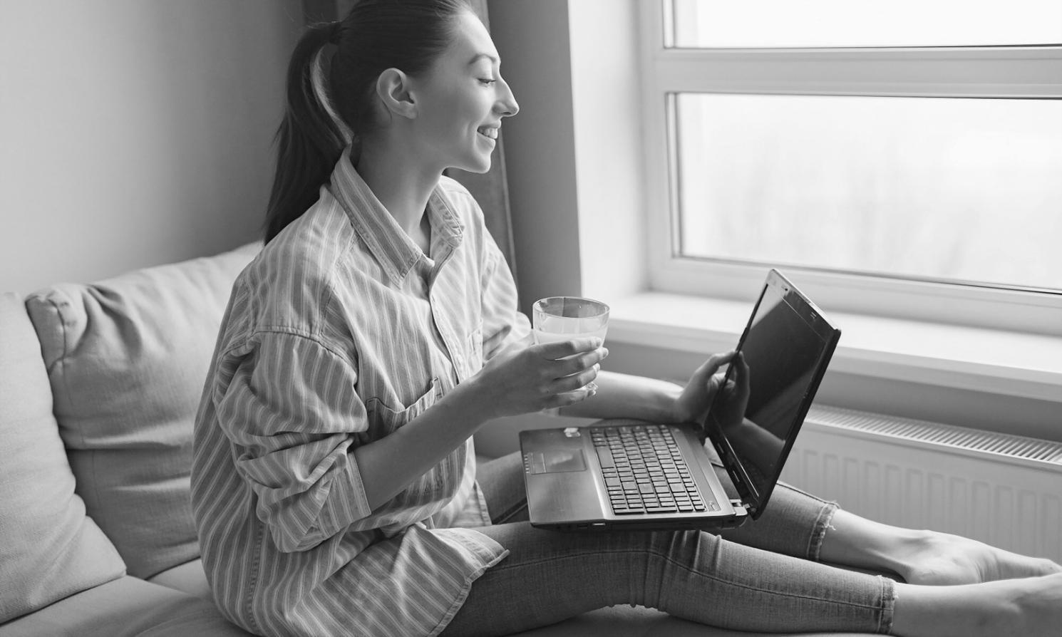 Réunion de travail avec documents financiers et calculatrice pour révision budgétaire